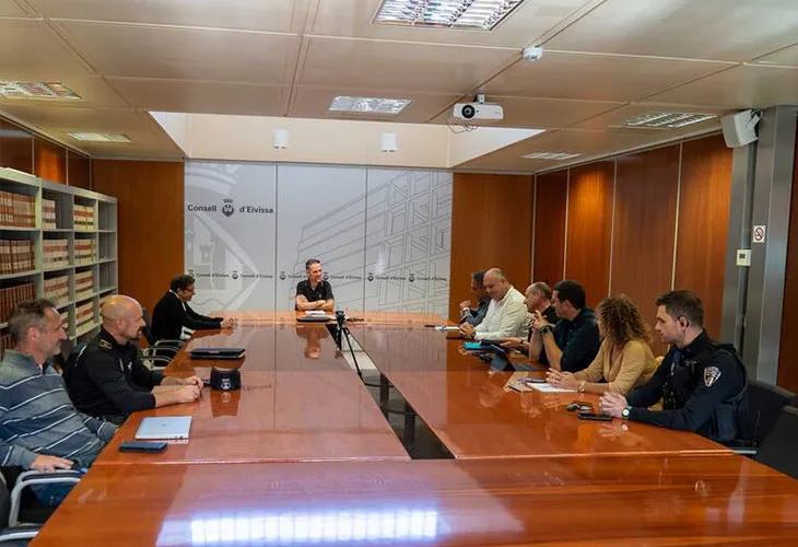 Sello de 'Comprometidos con la verdad, reconocidos por los resultados' de Croma Detectives, reflejando su éxito en investigación privada.