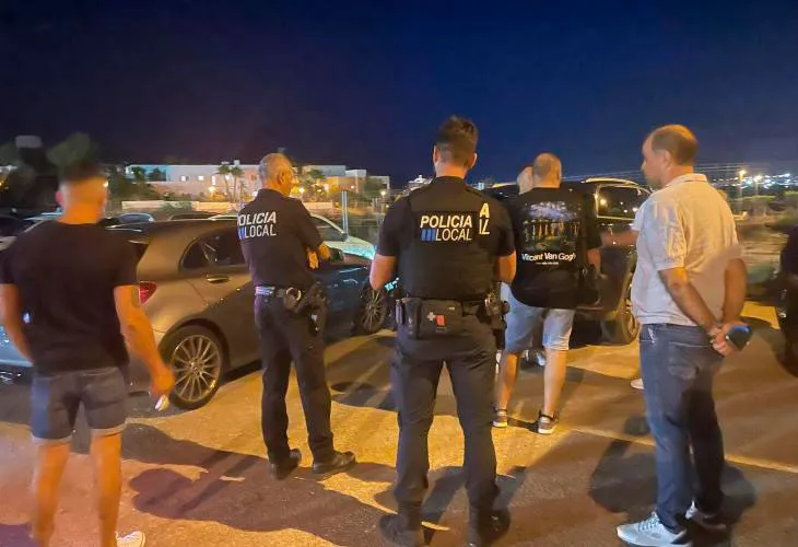 Distintivos de confianza y asociaciones de detectives de Croma Detectives, reflejando su compromiso ético y profesionalismo.