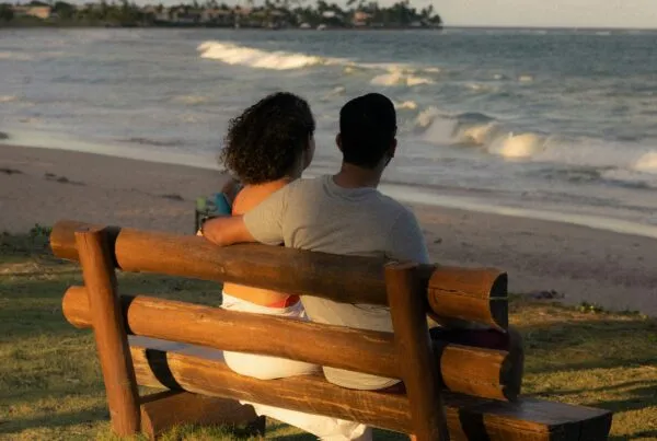 Pareja discutiendo en una terraza en Mallorca, sospechas de infidelidad y preocupación en su relación