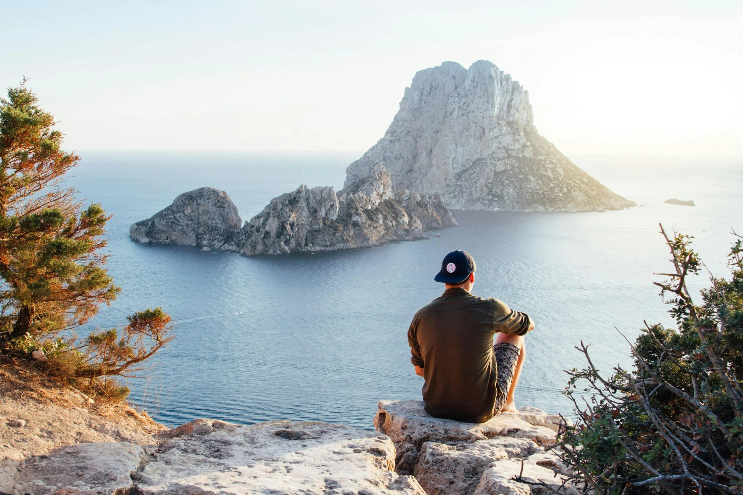 Detective privado discretamente investigando una posible infidelidad en Ibiza, capturando pruebas con sigilo.